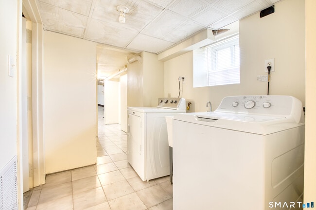 Building Photo - 24 Hollow Wood Ln