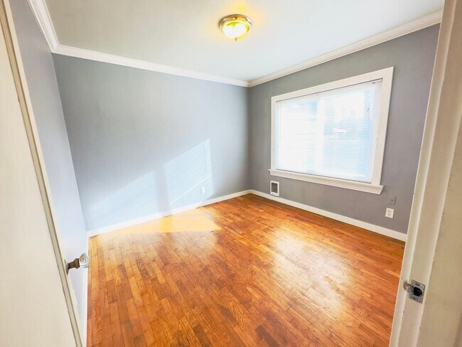 Building Photo - Classic Seattle South Park 2bed/1bath bung...