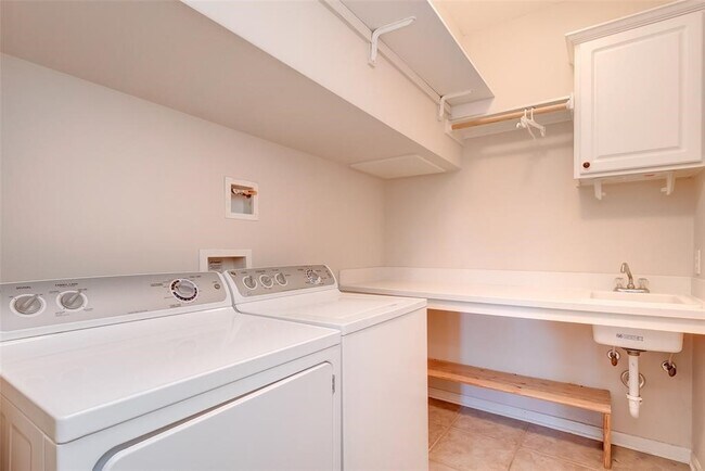 Building Photo - 34 N Longsford Cir