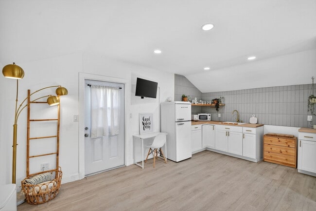 Building Photo - 306 N J St