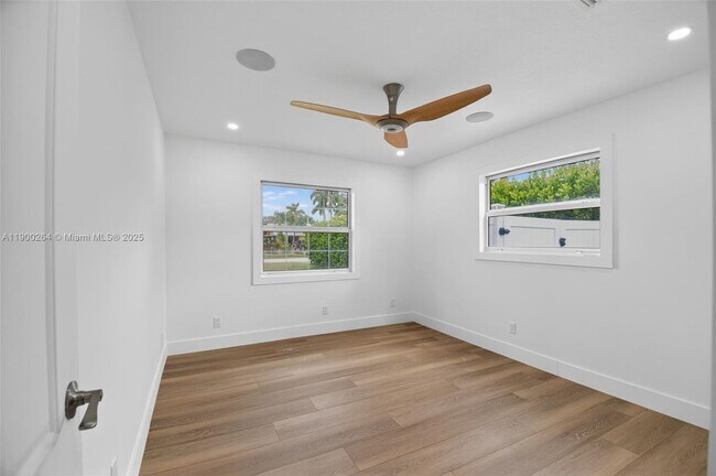 Building Photo - 5276 Pine Tree Dr