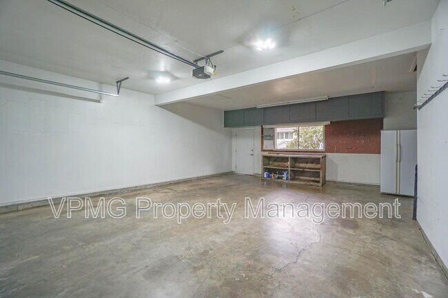 Building Photo - 6904 NE 70th St