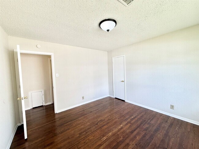 Building Photo - 5315 Newkirk Ln