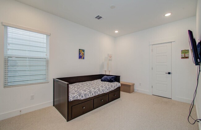 Building Photo - 970 Highland Sound Ln