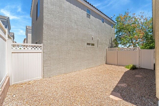 Building Photo - 3 Bedroom, 2 bathroom, 2 Car Garage Home i...