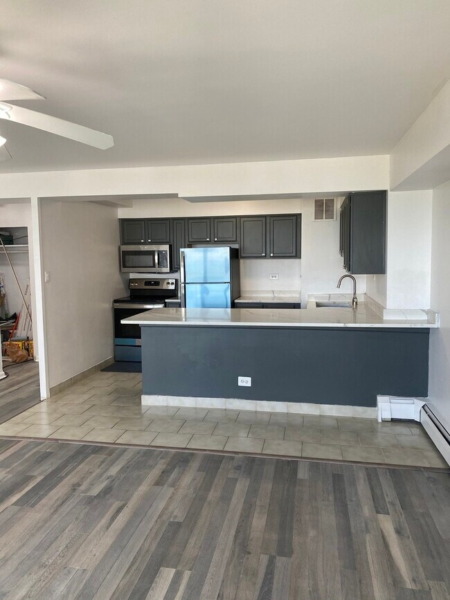 Building Photo - 6030 N Sheridan Rd