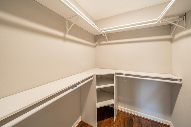 Building Photo - 1907 Ashford Hollow Ln