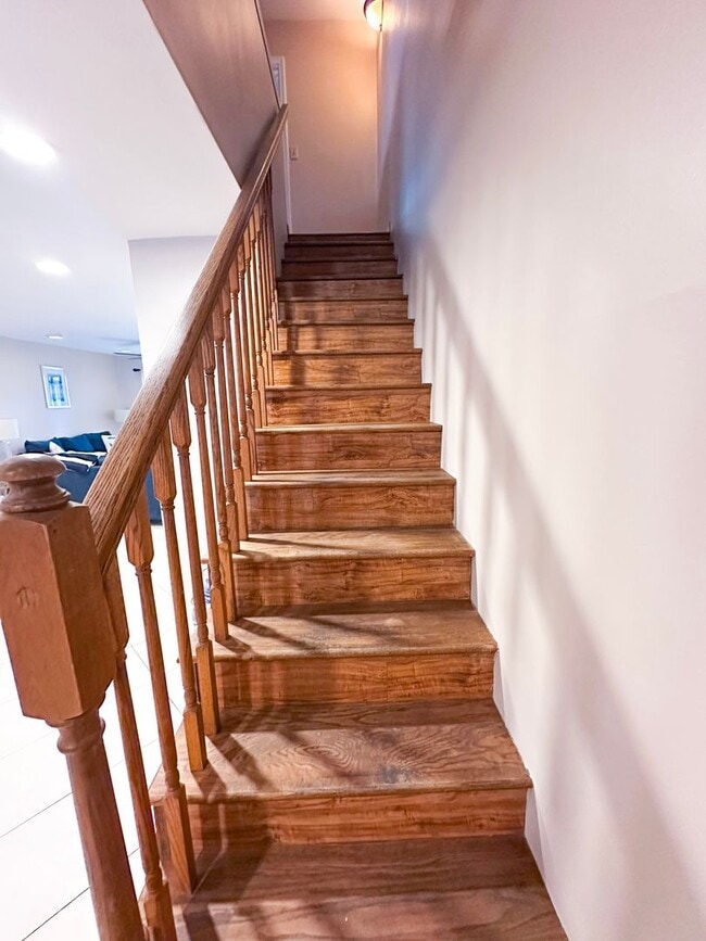 Building Photo - Unfurnished 2 Bedroom Townhome Near the Be...