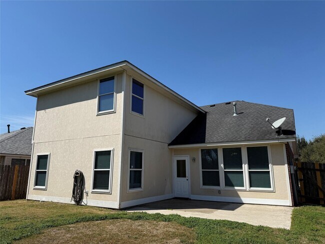 Building Photo - 211 Riata