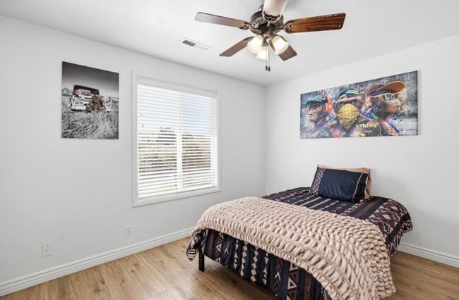 Building Photo - 930 S Indian Cir