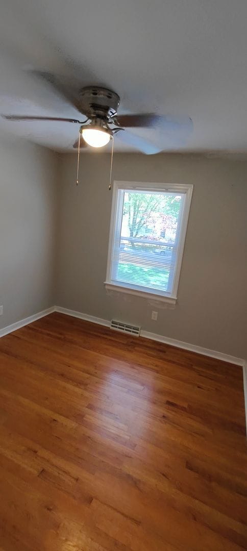 Building Photo - Renovated, Spacious Split Foyer homme