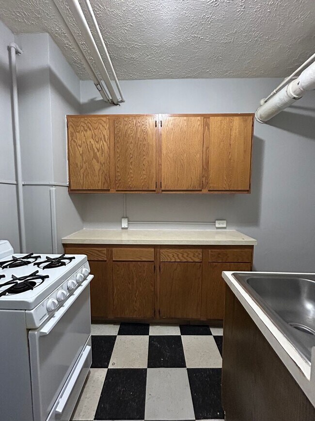 Building Photo - City Central Charmer with Private Entry