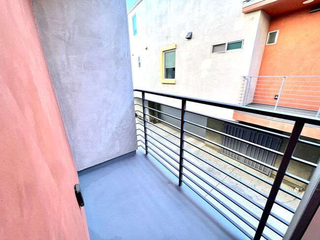 Building Photo - Santa Monica - Luxury Townhome w/ Loft!  (3 Bed / 3.5 Bath)