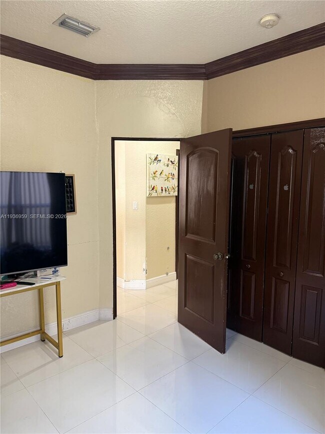 Building Photo - 3951 NE 13th Dr