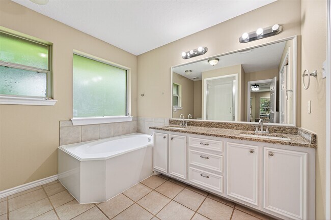 Building Photo - 11655 Lakeview Manor Dr