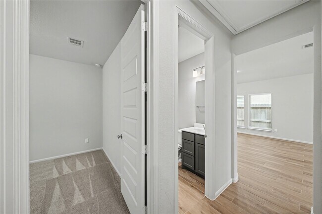 Building Photo - 31527 Splitting Willow Ln