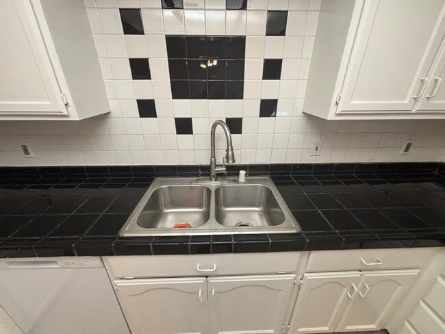Building Photo - 2 Br/2 Ba. Condo on 2nd fl.