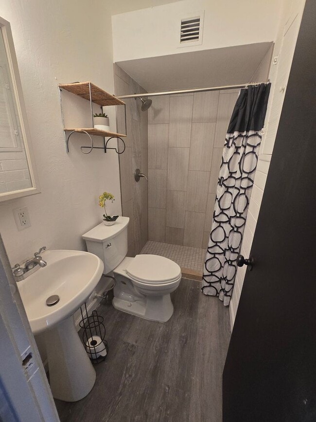 Building Photo - Rooms for Rent – Furnished, Lockable, & Private Backyard! 6 Spots Open.