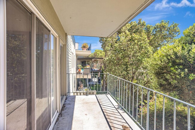 Building Photo - 363 Eden Roc Dr