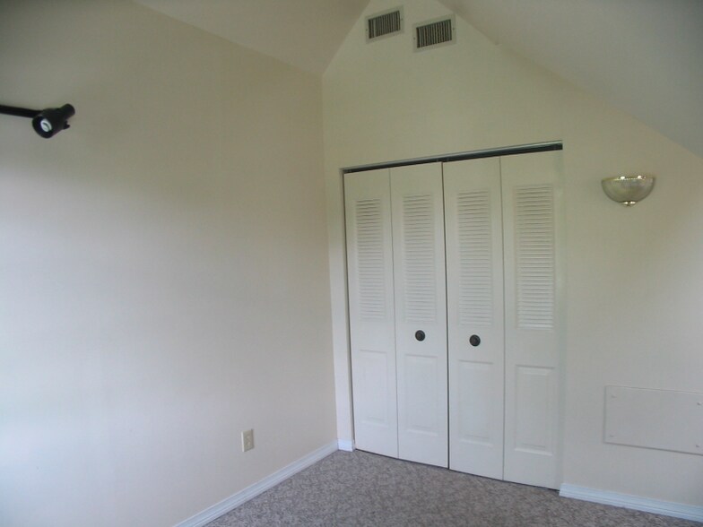 Building Photo - 227 Pawling Ave
