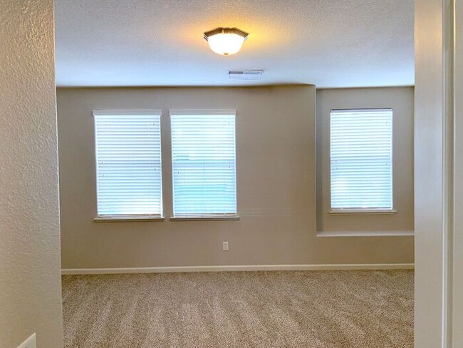 Building Photo - Somersett Reno Home - Walking Trails and t...