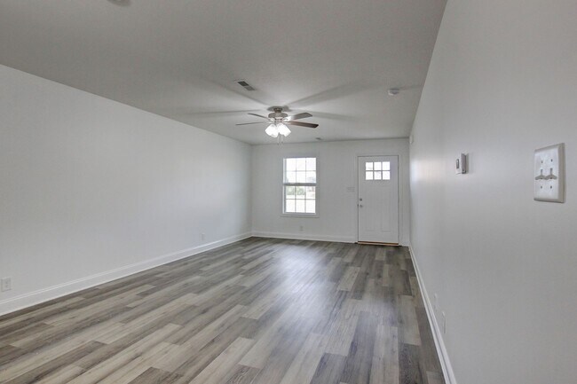 Building Photo - 702 Ellie Nat Dr