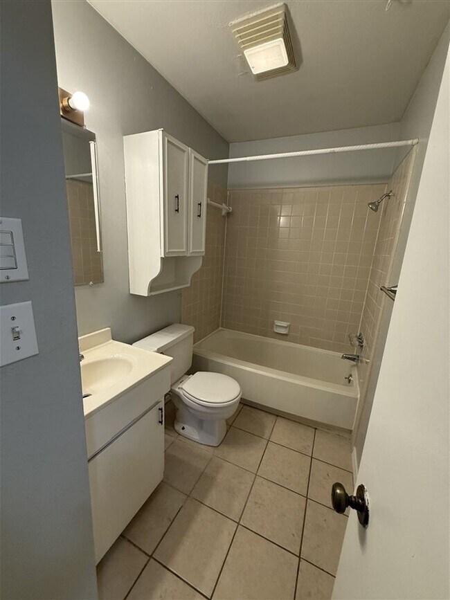Building Photo - Beautiful 3 bedroom 2 bath home for lease ...