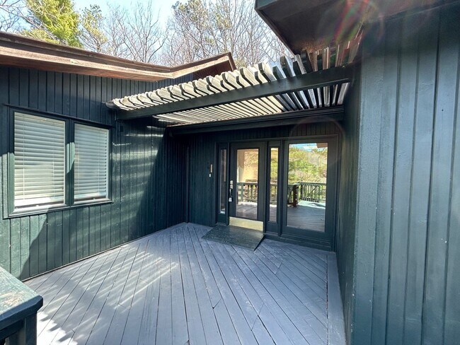 Building Photo - Central AVL - Large Custom Built Home with...