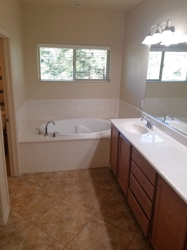 Building Photo - Beautiful, Pet Friendly, Multi-level, 2110 sqft, Luxury Townhouse w/A/C! 3 Bed, 2.5 Bath, + Loft ...