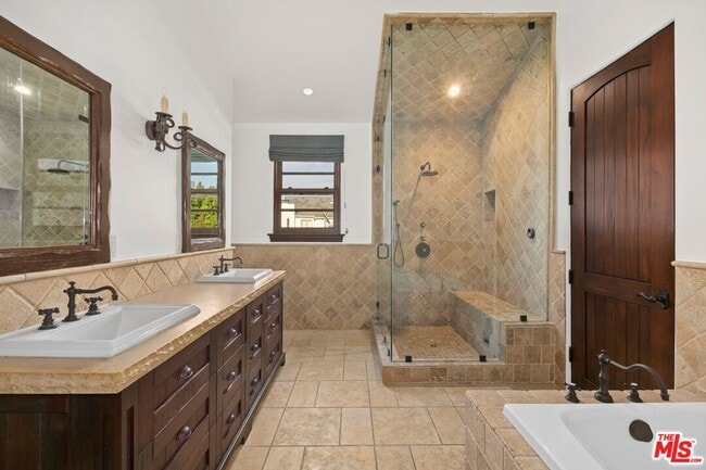 Building Photo - 6620 Lindenhurst Ave