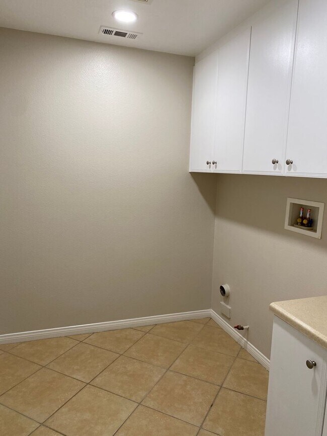 Building Photo - Beautiful 5 Bedroom Home in Murrieta Available!
