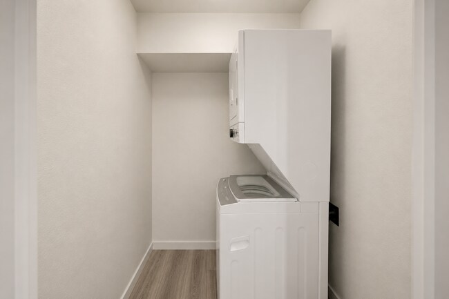 Building Photo - WASHER / DRYER, WOOD FLOORS OPEN LIVING LAYOUT !!