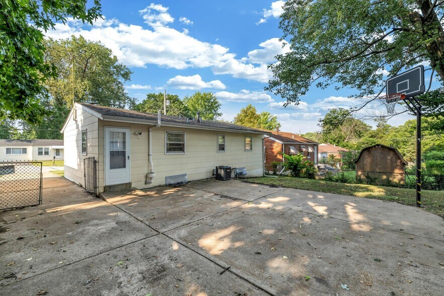Building Photo - 243 Reasor Dr