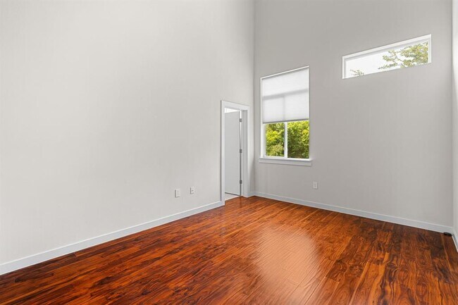 Building Photo - 705 N Bluff Dr