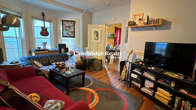 Building Photo - 32 Rossmore St