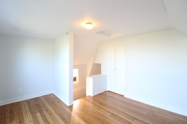 Building Photo - Dolores Heights: Sun-filled 1 Bedroom Home...