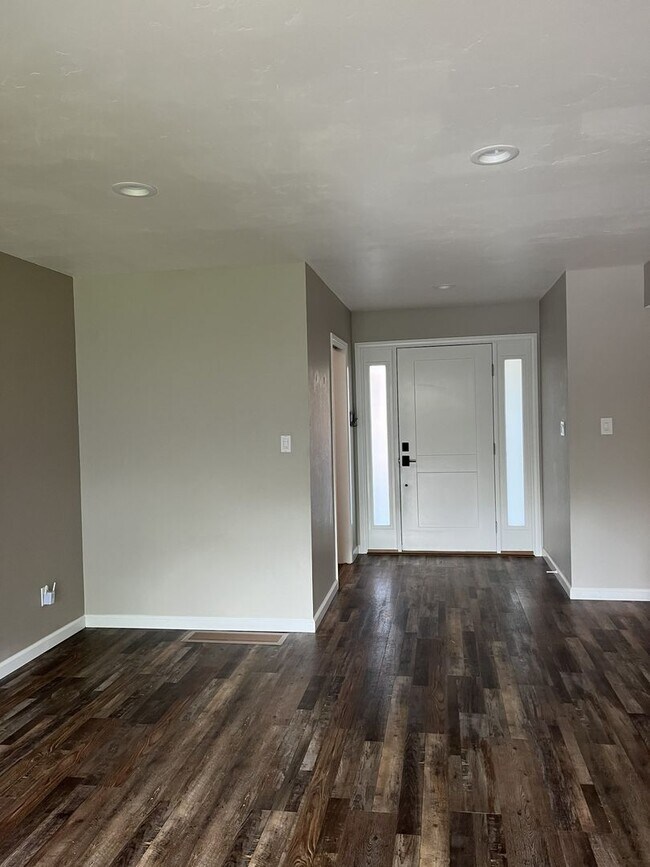 Building Photo - 1311 Spruce Dr
