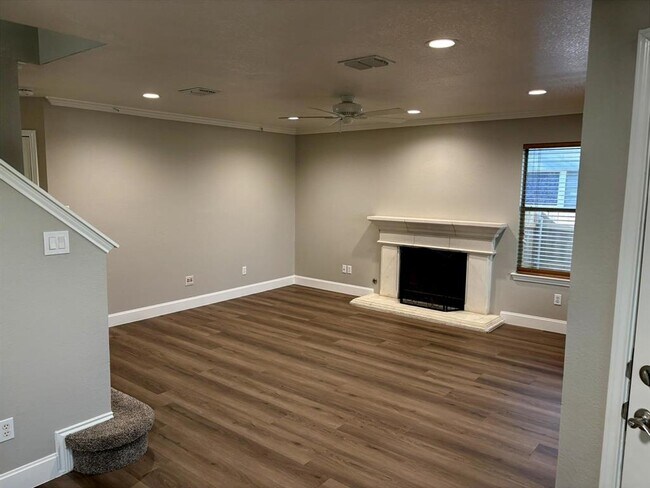 Building Photo - 14707 Single Trce