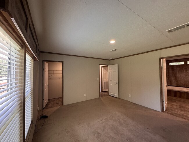 Building Photo - 405 Ware St