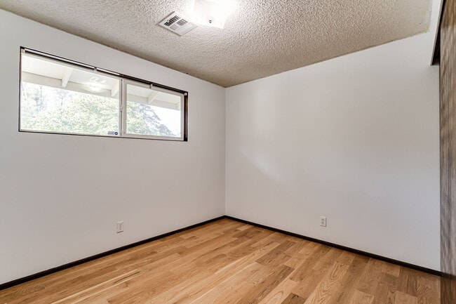 Building Photo - Beautiful 5 bedroom house in South Eugene!