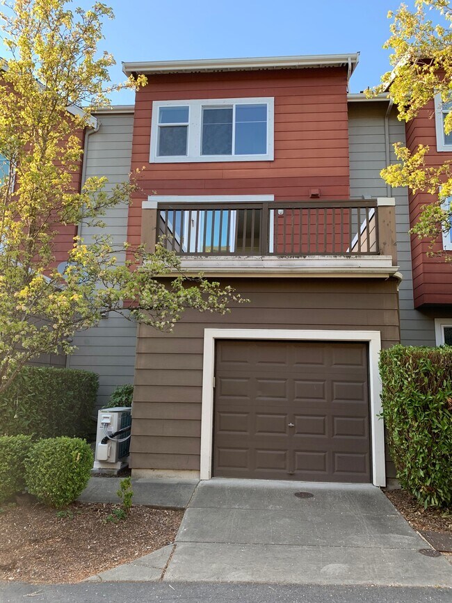 Building Photo - 2455 NE Park Dr