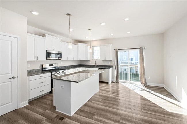 Building Photo - 1 month free with 24-month lease! Attracti...