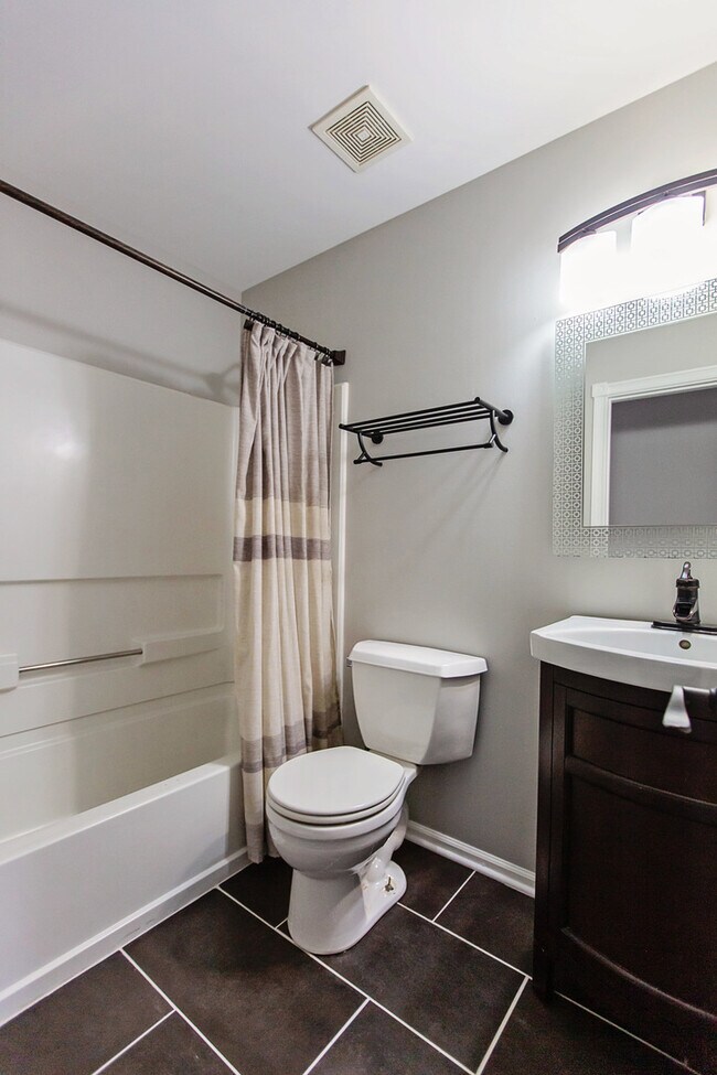 Building Photo - 3321 Bromley Ln