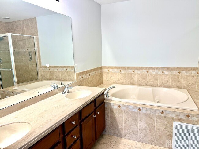 Building Photo - 13 Roosevelt Ave