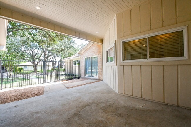 Building Photo - 16117 De Lozier St