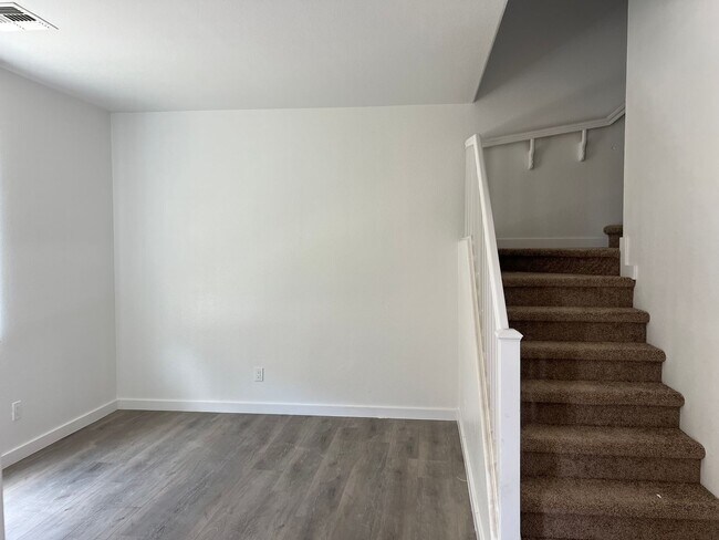 Building Photo - 1426 E Romley Rd