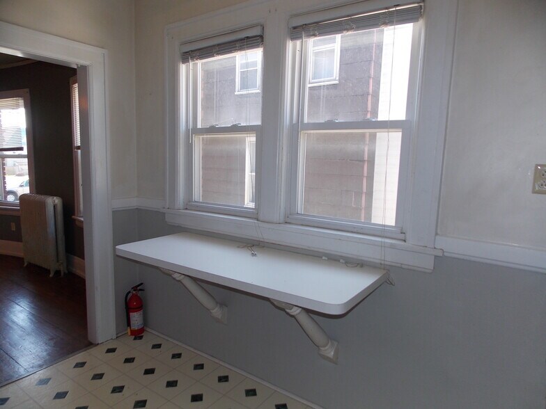 Kitchen island - 819 Cherry St