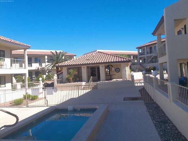 Building Photo - Modern Studio Condo with Washer/Dryer & Re...