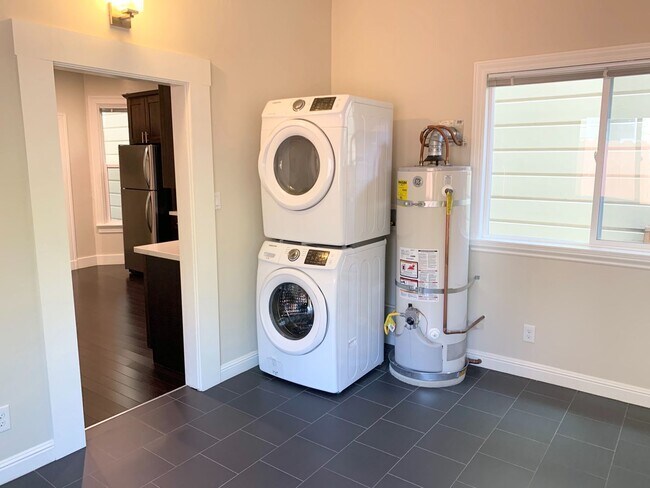 Building Photo - 54-56 Sharon St