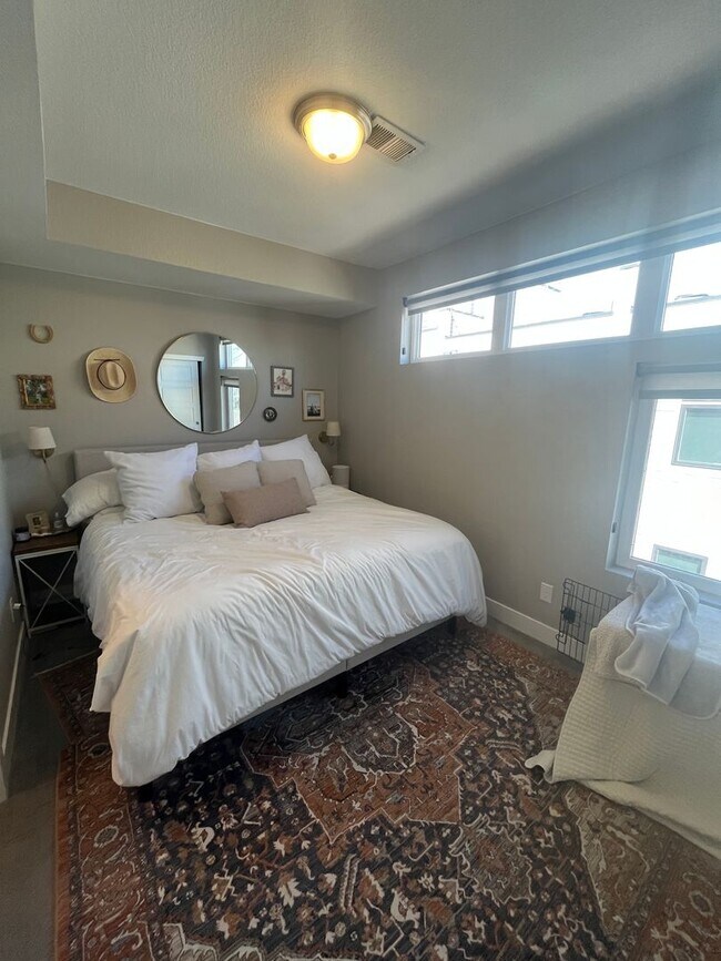 Building Photo - 2 Bed, 1 Bath Townhouse with Roof Top Deck